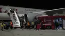 Anggota tim sepak bola nasional Wales tiba jelang Piala Dunia 2022 di Bandara Internasional Hamad, Doha, Qatar, 16 November 2022. Wales akan memainkan pertandingan pertama mereka di Piala Dunia 2022 melawan Amerika Serikat pada 21 November. (AP Photo/Hassan Ammar)