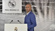 Pelatih baru Real Madrid, Zinedine Zidane memberikan kata sambutan di stadion Santiago Bernabeu, Senin (4/1/2016). Zidane resmi menggantikan Rafael Benitez yang baru saja dipecat manajemen. (AFP PHOTO/GERARD JULIEN)