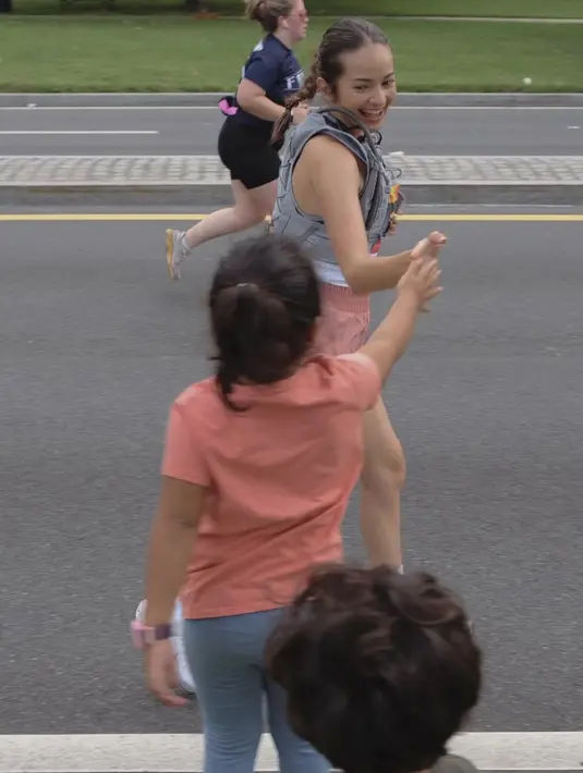 Tanpa makeup, pesona Enzy begitu terpancar.  [Foto: Instagram/ Enzy Storia]