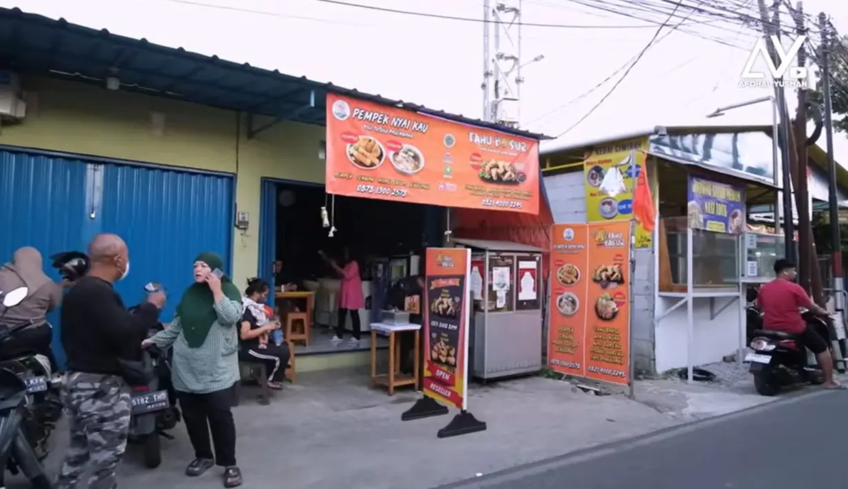 Potret warung sederhana Aris yang berada di pinggir jalan. Selain tahu bakso, ada bakso, nasi goreng hingga pempek. Selain pempek, Aris mengaku membuat sendiri dan menjual tanpa ada karyawan. [Youtube/Afdhal Yusman]