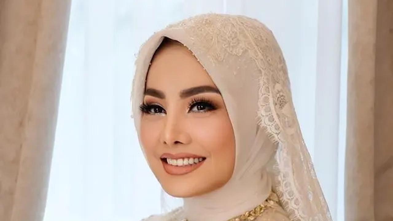 7 Potret Cici Faramida Tetap Cantik dan Awet Muda di Usia 50-an, Outfitnya Selalu Elegan