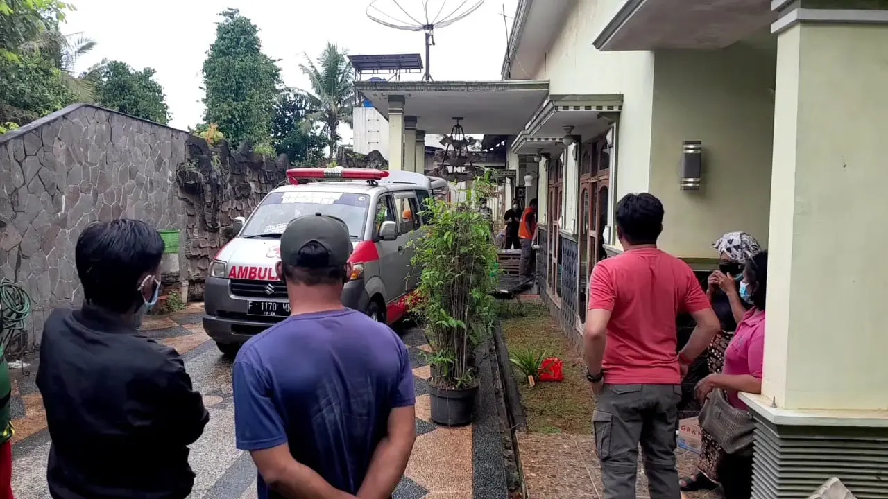 Warga Dusun Cetis, Desa Karang Anyar, Kecamatan Jati Agung, Lampung Selatan, digegerkan oleh penemuan mayat seorang wanita di dalam rumahnya pada Selasa (7/10/2025) siang (Liputan6.com/Ardhi Munthe)