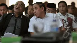Mantan Wakil Gubernur DKI Jakarta Prijanto (kanan) berbincang di sela-sela diskusi publik di Gedung DPRD DKI Jakarta, Rabu (8/4/2015). Prijanto menjadi narasumber utama diskusi publik tentang Dugaan Korupsi di Stadion BMW. (Liputan6.com/Johan Tallo)