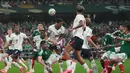 Pemain Inggris Jarell Quansah berebut bola dengan pemain Meksiko Johan Vasquez selama pertandingan sepak bola babak 16 besar Piala Dunia antara Meksiko dan Inggris di Mexico City, Minggu, 5 Juli 2026. (AP Photo/Eduardo Verdugo)