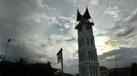 Suasana menjelang petang di kawasan wisata Jam Gadang, Bukit Tinggi, Sumbar. Pemerintah pusat maupun pemerintah daerah optimis pariwisata Sumbar akan segera pulih pascagempa.(Antara)