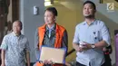 Direktur Teknologi dan Produksi PT Krakatau Steel (Persero) Wisnu Kuncoro (rompi oranye) seusai menjalani pemeriksaan di gedung KPK, Jakarta, Selasa (21/5/2019). Wisnu Kuncoro diperiksa sebagai tersangka kasus dugaan suap pengadaan barang dan jasa di Krakatau Steel. (merdeka.com/Dwi Narwoko)