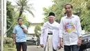 Bakal calon presiden Joko Widodo atau Jokowi (kanan) dan KH Ma'ruf Amin (tengah) saat tiba di RSPAD Gatot Subroto, Jakarta, Minggu (12/8). Jokowi mengenakan kemeja unik bertuliskan 'Bersih, Merakyat, Kerja Nyata'. (Merdeka.com/Iqbal Nugroho)