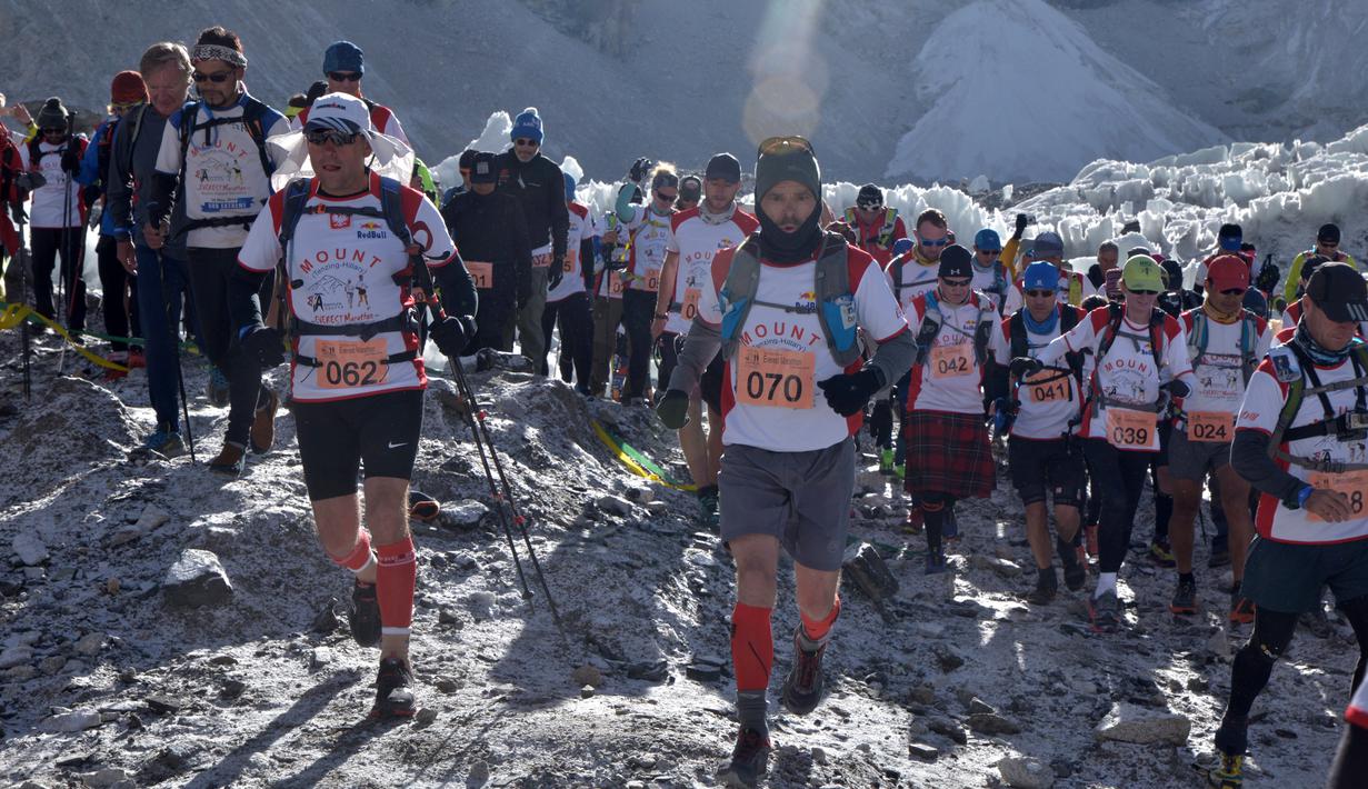 Sejumlah peserta bersaing untuk mencapai garis finish saat mengikuti lomba maraton di Gunung Everest, Nepal, Minggu (29/5). Lebih dari 150 pelari lokal dan dari negara lain berpartisipasi dalam lomba lari marathon tertinggi di dunia itu. (HO/HIMEX/AFP)