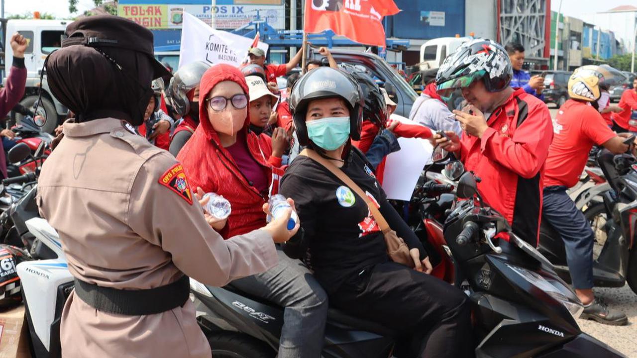 Aksi Simpatik Polwan Beri Air dan Roti ke Buruh di Perayaan May Day
