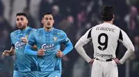 Pada laga kali ini, Jay Idzes, sukses mengukir sejarah dengan mencetak gol perdana di Serie A. Kapten skuad Garuda itu juga jadi orang pertama Indonesia yang berhasil mencetak gol di kasta tertinggi Liga Italia. (AFP/Marco Bertorello)