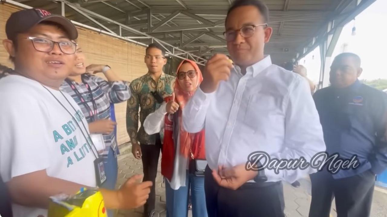 Momen Lucu Anies Baswedan Ngobrol Sambil Comot Camilan Warga