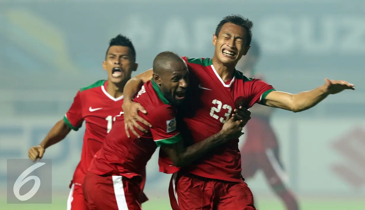 Bek Timnas Indonesia, Hansamu Yama Pranata (kanan) disambut Boaz Salossa saat merayakan gol ke gawang Thailand di final pertama Piala AFF 2016, Stadion Pakansari, Bogor, Rabu (14/12). Indonesia unggul 2-1 atas Thailand. (Liputan6.com/Helmi Fithriansyah)