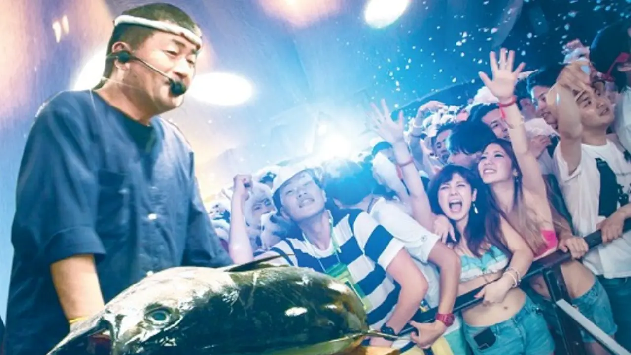 Klub Malam Ini Hibur Pengunjung dengan Koki Potong Tuna Raksasa