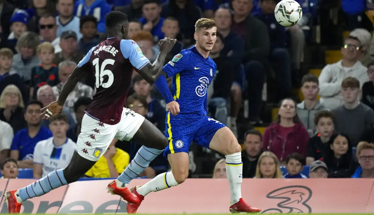 Penyerang Chelsea Timo Werner dan bek Aston Villa Axel Tuanzebe berebut bola pada babak ketiga Piala Liga Inggris atau Carabao Cup 2021/2022 di Stadion Stamford Bridge, Kamis (23/9/2021) dini hari WIB. Chelsea menang adu penalti 3-2 setelah bermain imbang 1-1. (AP Photo/Frank Augstein)
