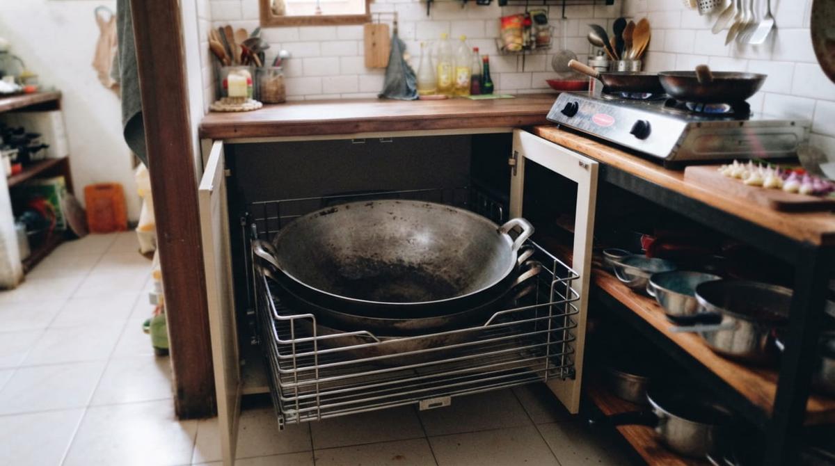 Cara Menyimpan Wajan Besar di Dapur Sempit