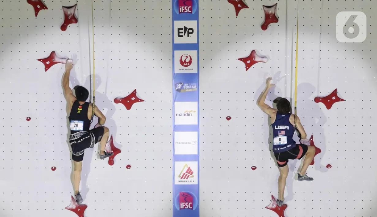 Atlet Panjat Tebing Putra China, Jinbao Long (kiri) dan Samuel Watson beradu kecepatan di Kejuaraan Panjat Tebing Dunia IFSC 2022 di Jakarta, Sabtu (24/9/2022). Di Babak Final, Jinbao Long terjatuh dan harus puas menempati posisi keempat klasemen akhir dengan catatan waktu 5,75 detik. (Liputan6.com/Helmi Fithriansyah)