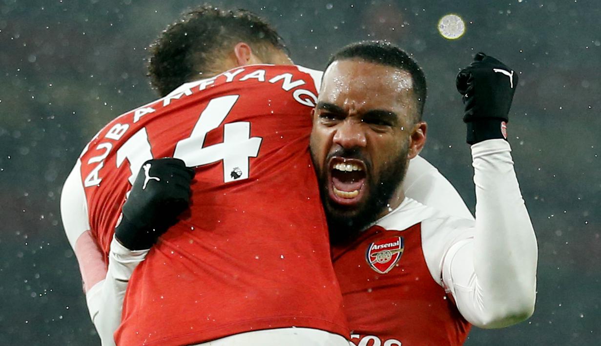 Striker Arsenal, Alexandre Lacazette, bersama Pierre-Emerick Aubameyang merayakan gol ke gawang Cardiff City pada laga Premier League di Stadion Emirates, Rabu (30/1). Arsenal menang 2-1 atas Cardiff City. (AFP/Ian Kington)