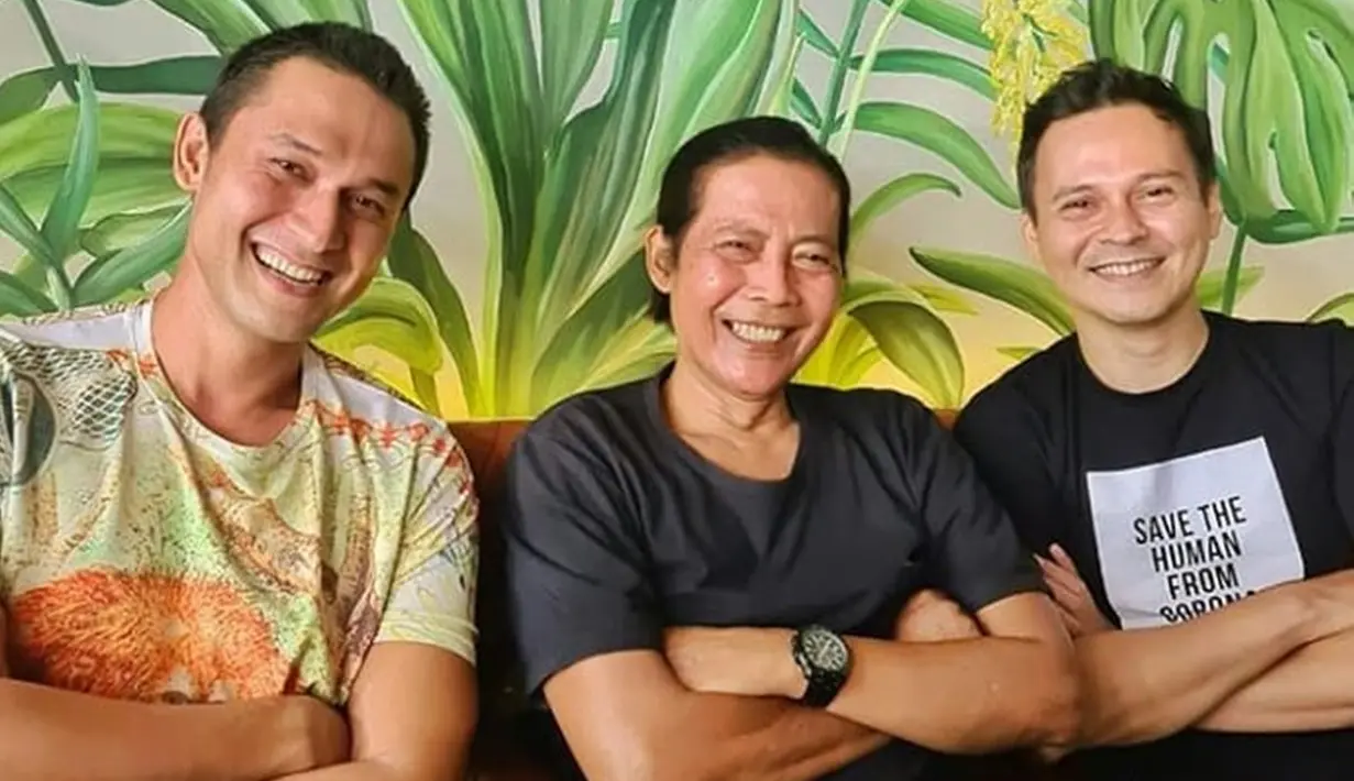 Meski sudah tidak satu project bareng, Yusuf Surya, Indra Bruggman dan Ivan Ray masih sering luangkan waktu untuk berjumpa. Saking dekatnya karena pernah satu sinetron bareng, kebersamaan ketiganya seperti keluarga dan tetap sehangat dulu. Melalui kolom komentar unggahan, tak sedikit penggemar yang mengaku rindu melihat akting ketiganya dalam satu judul sinetron. (Liputan6.com/IG/@yusuf_jaka)