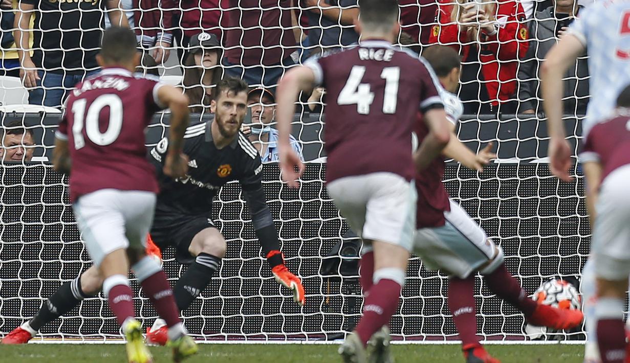 Pada masa injury time West Ham berpeluang menyamakan skor. Handsball Luke Shaw berujung hadiah penalti. (AFP/Ian Kington)