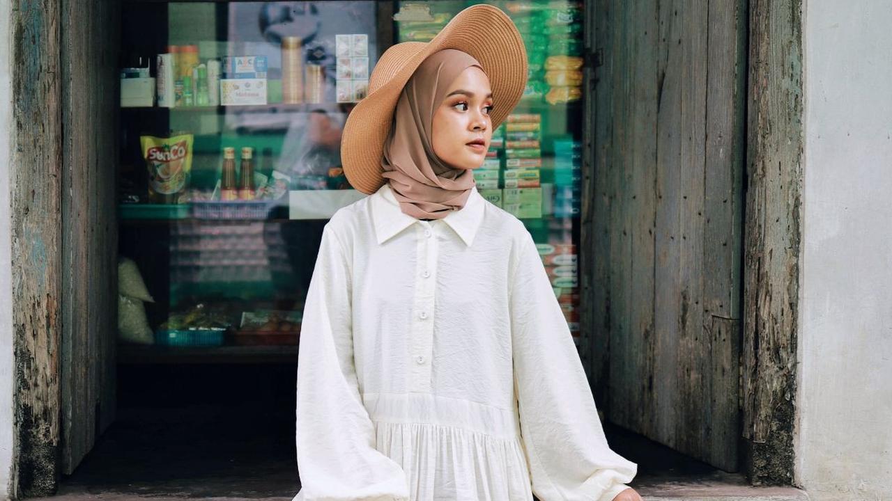 3. Pertimbangkan Aksen pada Kemeja yang Menarik<br>