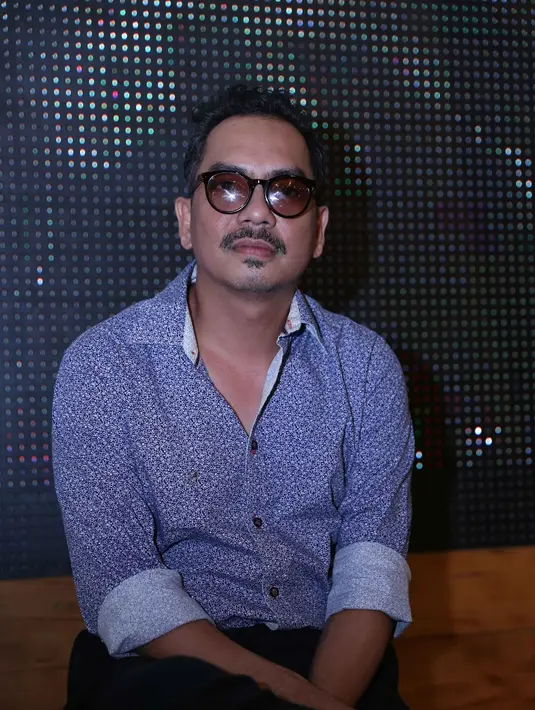 "Kesulitan karakternya jadi pria Jawa. Untungnya enggak harus bahasa Jawa, dialeknya saja Jawa. Akhirnya aku campur aduk, ada Sundanya juga," ucap Indra. (Nurwahyunan/Bintang.com)