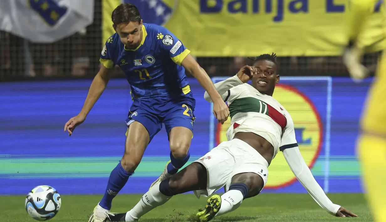 Bek Timnas Bosnia Herzegovina, Amar Dedic (kiri) berebut bola dengan gelandang Portugal, Joao Mario pada laga lanjutan Grup J Kualifikasi Euro 2024 di Stadion Bellino Polje, Selasa (17/10/2023) dini hari WIB. (AP Photo/Armin Durgut)