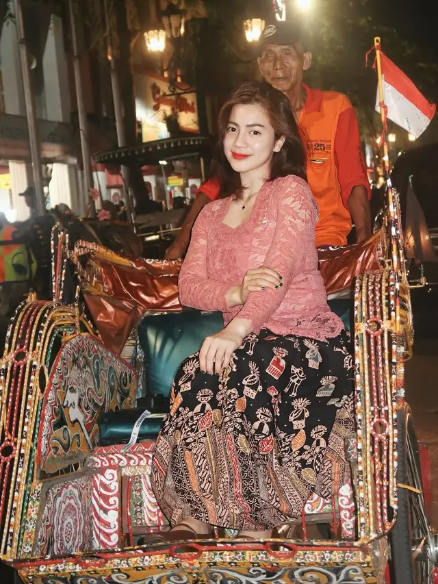 Pesona Khas Gadis Desa dari Felicya Angelista Pakai Kebaya Keliling Yogyakarta