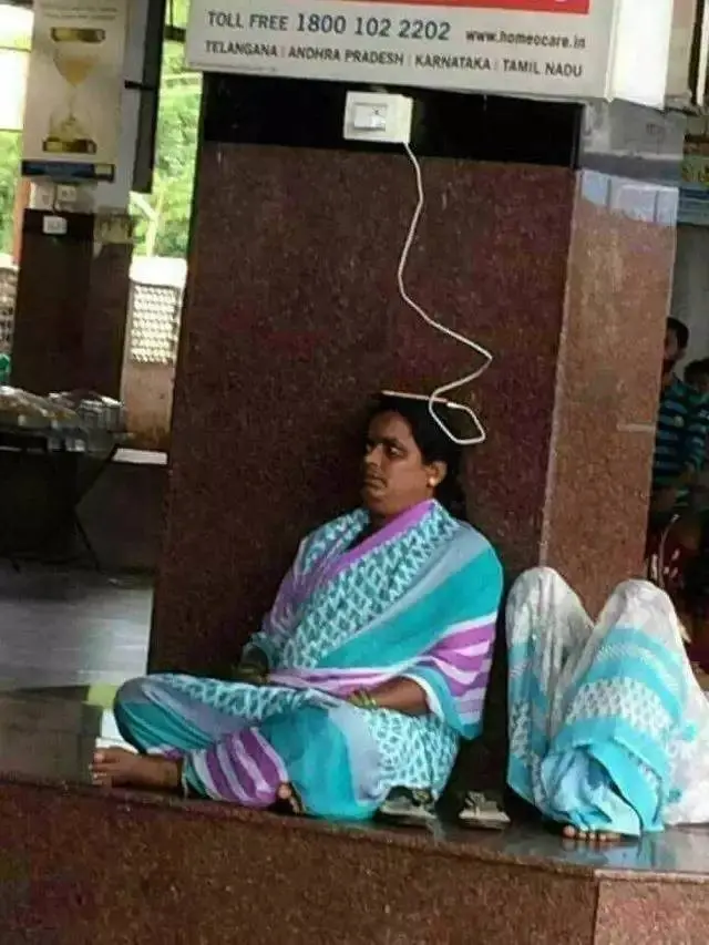 8 Potret Nyeleneh Orang Ngecharge Hape, Aksinya Ini Bikin Geleng Kepala