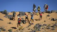 Para peserta bersaing dalam lomba lari Marathon des Sables ke-34 tahap kedua di Gurun Sahara, Maroko, Senin (8/4). Marathon des Sables merupakan salah satu lomba lari terekstrem di dunia. (JEAN-PHILIPPE KSIAZEK/AFP)