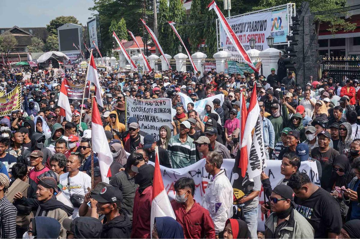 FOTO: Pati Bergejolak, 100 Ribu Massa Turun ke Jalan