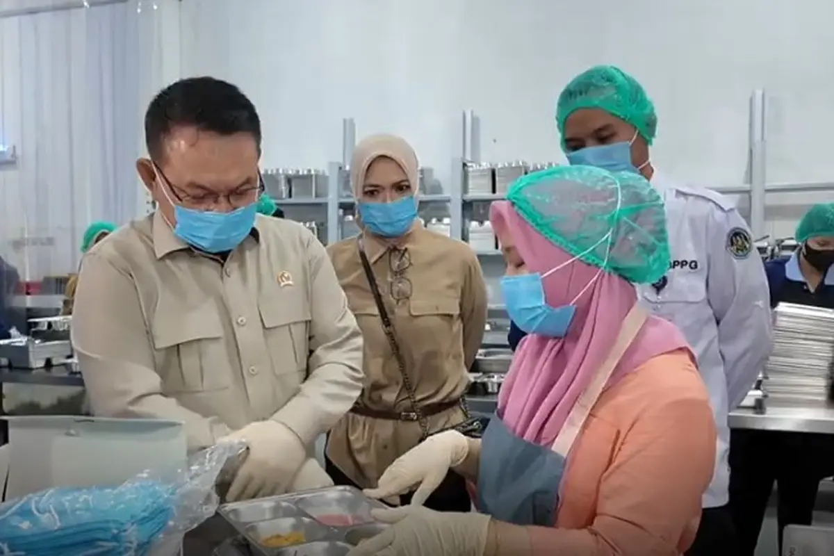 Kepala Staf Kepresidenan (KSP) Dudung Abdurachman saat melakukan inspeksi mendadak (sidak) ke dua dapur Satuan Pelayanan Pemenuhan Gizi (SPPG) di kawasan Kebon Jeruk dan Grogol Petamburan, Jakarta Barat. (Foto: Kantor Staf Kepresidenan)