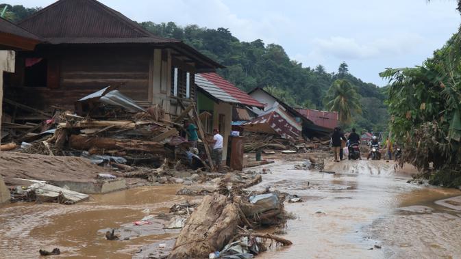 Salsa Korban Banjir di Batu Busuk Padang Pasrah Memandangi Bekas Teras Rumahnya: Hanyut Semua...