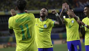 Selebrasi striker Timnas Brasil, Neymar bersama rekan-rekannya setelah mencetak gol keempat timnya ke gawang Bolivia pada laga Kualifikasi Piala Dunia 2026 zona Conmebol di Mangueirao Stadium, Belem, Brasil, Sabtu (9/9/2023) pagi WIB. (AP Photo/Bruna Prado)