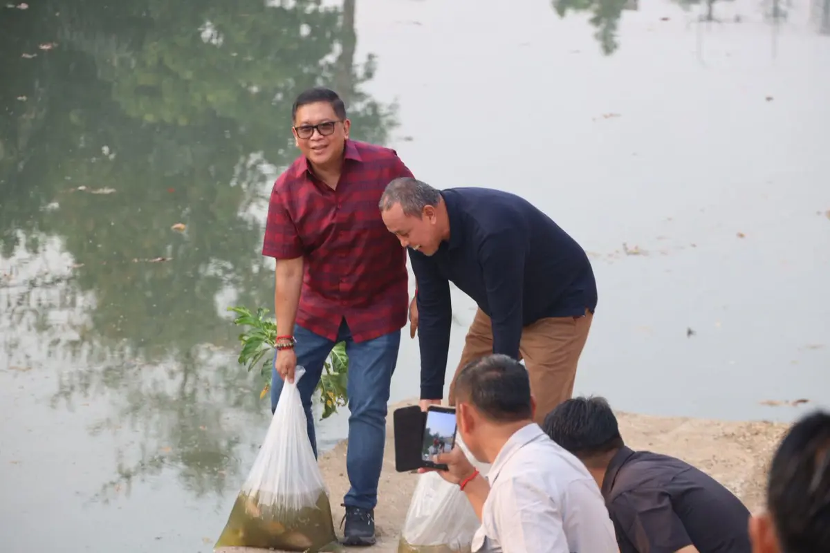 Sekretaris Jenderal (Sekjen) PDI Perjuangan, Hasto Kristiyanto saat menebar 10 ribu bibit ikan di bantaran sungai Polder Kalimati, Margahayu, Kecamatan Bekasi Timur. (Dok. Istimewa)