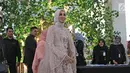 Laudya Cynthia Bella setibanya di lokasi resepsi kedua pernikahannya di kawasan Dago, Bandung, Minggu (8/10). Beberapa menit sebelum acara resepsi dimulai, Bella tanpa didampingi suaminya, Engku Emran, menemui awak media. (Liputan6.com/Herman Zakharia)