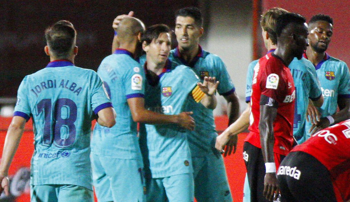 Para pemain Barcelona merayakan gol yang dicetak oleh Lionel Messi ke gawang Mallorca pada laga La Liga di Estadio de Son Moix, Minggu (14/6/2020). Barcelona menang dengan skor 4-0. (AP/Francisco Ubilla)