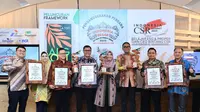 Direktur Utama PT Pertamina (Persero) Nicke Widyawati, pada acara ini diwakilkan oleh VP CSR & SMEPP Pertamina, menerima penghargaan Bintang Corporate Social Responsibility (CSR) Indonesia Besar 2023 dalam acara Indonesia Best Social Responsibilty Awards (BESAR) 2023 yang diinisiasi oleh La Tofi School of Social Responsibility di Hotel Indonesia Kempinski, Jakarta, Rabu (25/10/2023). (Foto: Istimewa)