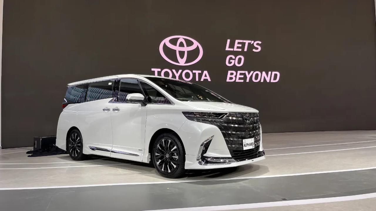 10. Alphard Hybrid<br><br>Mobil MVP favorit keluarga berada di Indonesia, varian hybrid-nya juga laris: 235 unit unit. Konsumsi bensinnya 1:12 km.&nbsp;