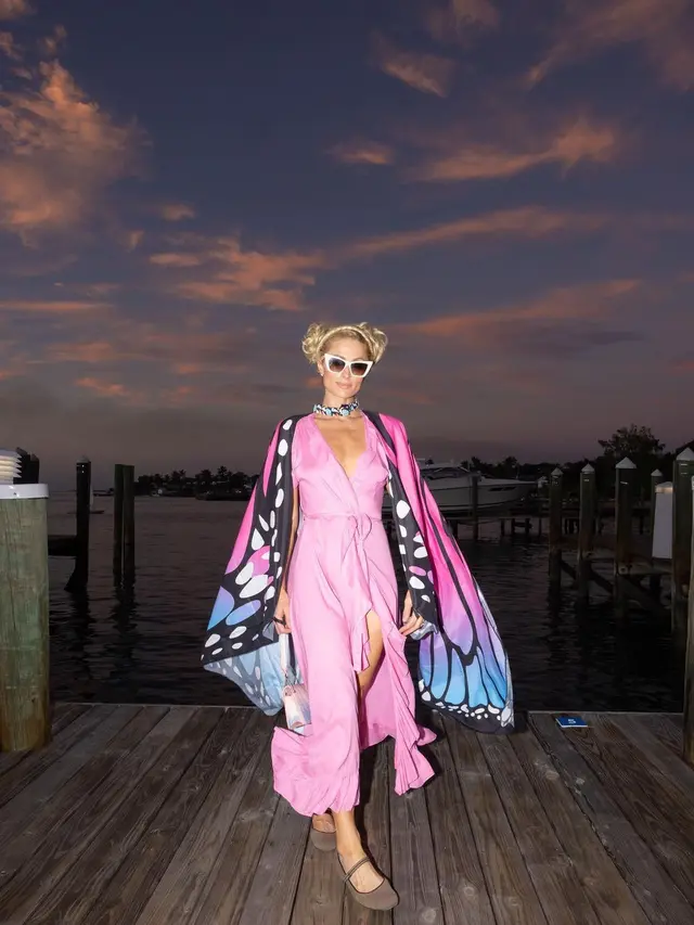 8 Gaya Liburan Paris Hilton Layaknya ABG dengan Busana Kupu-Kupu