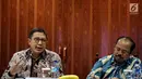 Menag Lukman Hakim Saifuddin (kiri) didampingi Ketua Ombudsman Amzulian Rifal (tengah) memberi keterangan di Kantor Ombudsman Jakarta, Rabu (4/10). Dalam hal ini Ombudsman RI membahas kasus First Travel dan tata kelola umrah. (Liputan6.com/JohanTallo)
