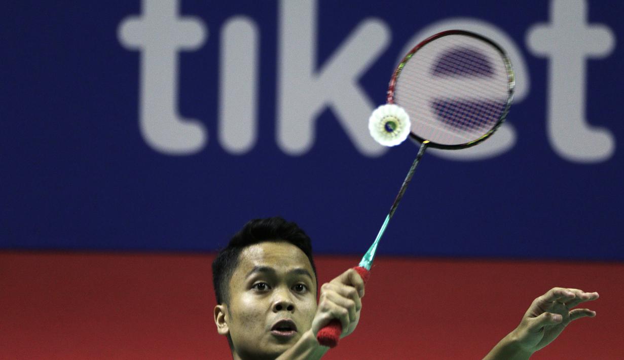Tunggal putra Indonesia, Anthony Sinisuka Ginting, mengembalikan kok saat melawan tunggal Thailand, Kantaphon Wancharoen, pada Blibli Indonesia Open 2019 di Istora Senayan, Jakarta, Kamis (17/7). Ginting kalah 20-22, 21-11, 20-22. (Bola.com/Yoppy Renato)