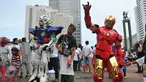 Peserta berfoto bersama robot tokoh superhero yang meramaikan parade kebudayaan 'Kita Indonesia' di Bundaran HI, Jakarta, Minggu (4/12). Tokoh superhero hingga animasi menjadi incaran peserta parade kebudayaan untuk berfoto. (Liputan6.com/Angga Yuniar)