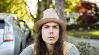 Ilustrasi pria rambut panjang | pexels.com