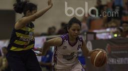 Pebasket Tanago Friesian, Anjelin Simanjuntak, berusaha melewati pebasket Merpati Bali pada perebutan tempat ketiga Sahabat Cup 2017 di GOR Sahabat, Semarang, Sabtu (22/4/2017). Merpati menang 53-30 atas Tanago. (Bola.com/Vitalis Yogi Trisna)