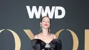 Coco Rocha berpose saat menghadiri WWD Honors Awards yang diselenggarakan oleh Women's Wear Daily di Cipriani South Street di New York pada Selasa, 25 Oktober 2022. Coco Rocha melengkapi penampilannya dengan membawa dompet kotak ungu. (Michael Loccisano/Getty Images/AFP)