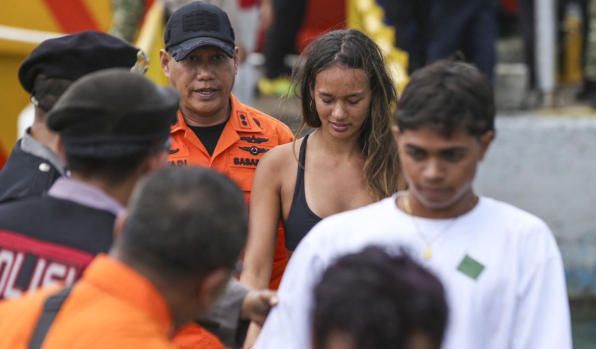 Evakuasi Korban Kebakaran KMP Putri Yasmin di Selat Lombok