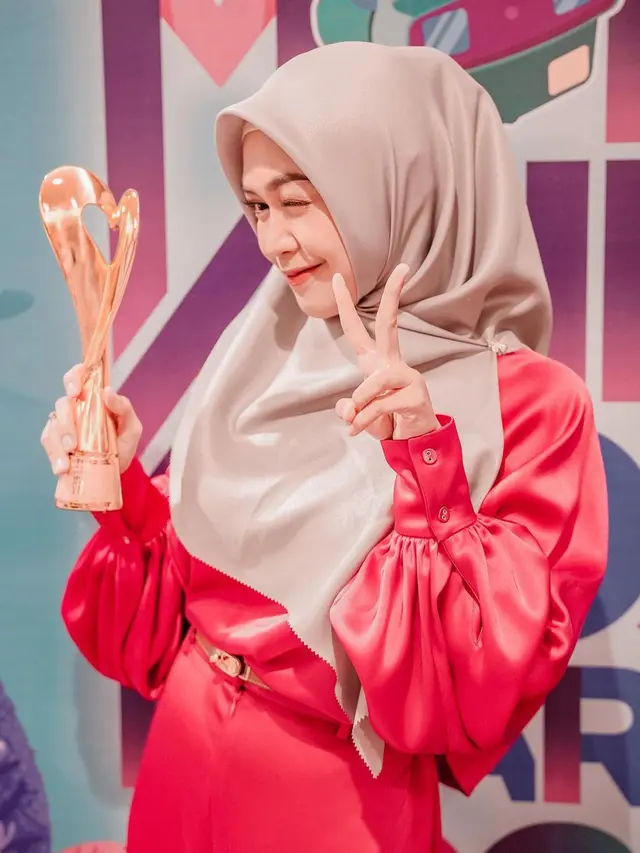 6 Potret Ria Ricis di Mom and Kids Awards 2022, Badan Langsingnya Banjir Pujian
