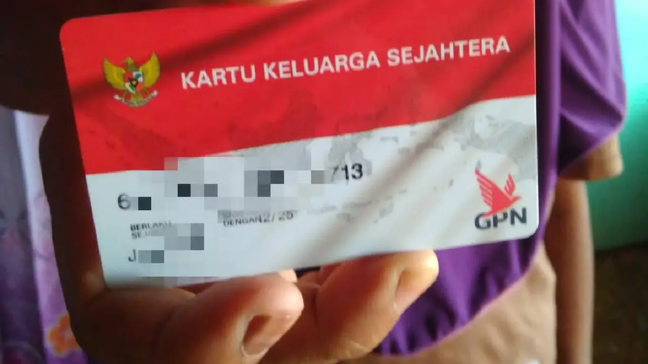 Salah satu KPM di Blora menunjukkan KKS miliknya. (Liputan6.com/Ahmad Adirin)