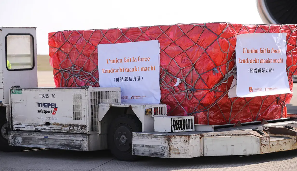 FOTO2:
Pasokan medis China untuk Belgia diturunkan di Bandara Liege, Liege, Belgia, Senin (16/3/2020). Bantuan 300 ribu masker wajah dari sumbangan badan-badan amal di China tersebut upaya negeri Tirai Bambu untuk membantu Belgia melawan penyebaran virus corona COVID-19. (Xinhua/Zhang Cheng)