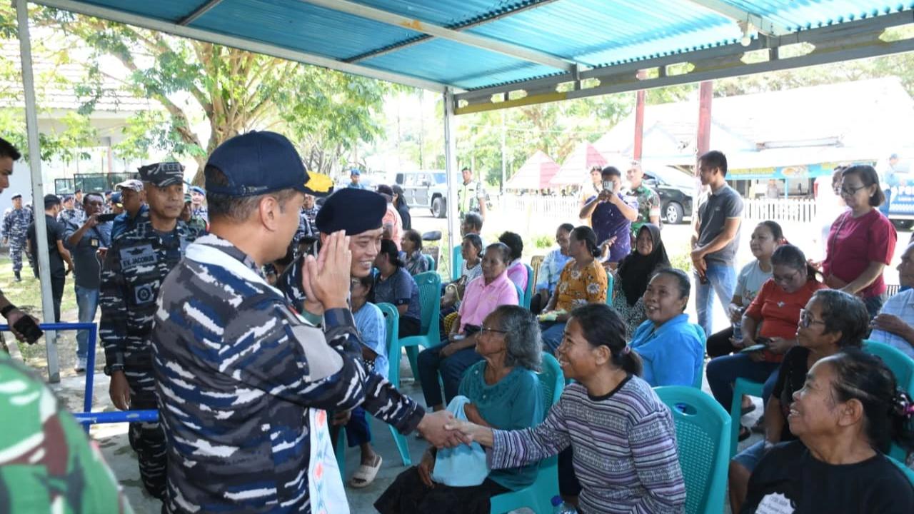 Perkuat Kemanunggalan dengan Rakyat, TNI AL Gelar Bakti Sosial dan Bakti Kesehatan di Melonguane